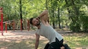 Personal trainer Erik Jäger demonstrates the best exercises to mobilize the spine before a workout.