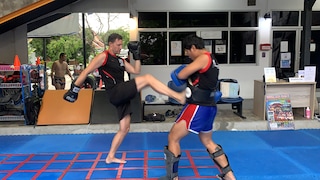 Fitbook author Martin Lewicki practicing Thai boxing in Chiang Mai.