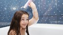 Ökotest on Children's Shampoos: Girl with Shampoo in the Bathtub
