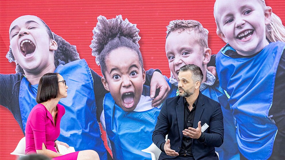 Stefanie May, BILD's section head for "Life & Knowledge," in conversation with Leon Ries, managing director of the German Sports Youth, at the BILD Children's Health Summit.
