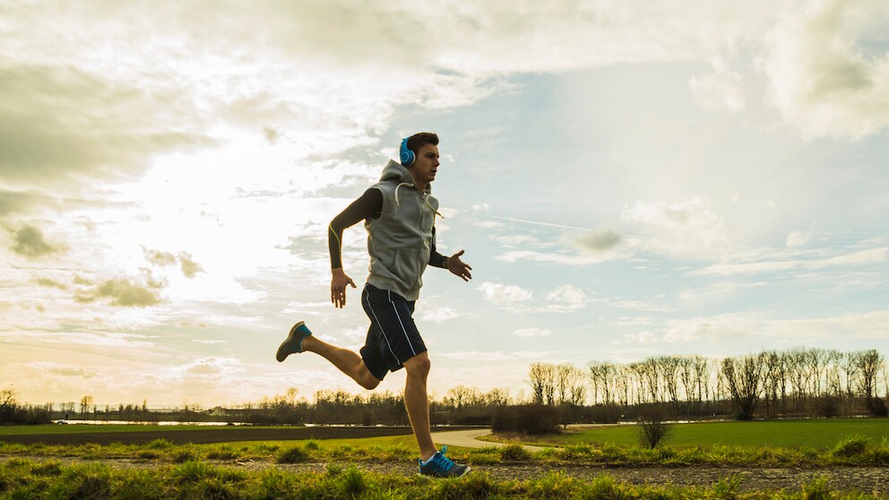 Runners in the great outdoors: what are the benefits of "catching up" on sport at the weekend?