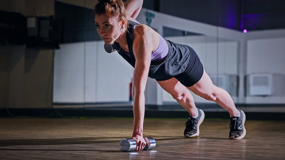 Woman makes Plank Rows