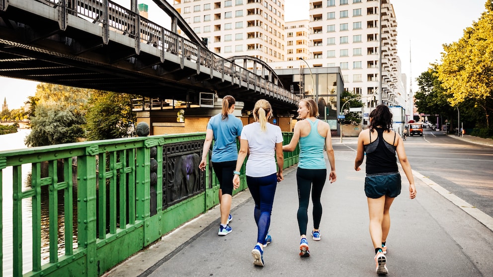 Is long or short but frequent walking better for the metabolism and therefore calorie consumption? Scientists now have an answer to this question.