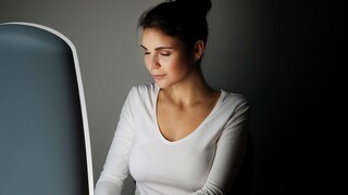 Woman sitting in front of a daylight lamp