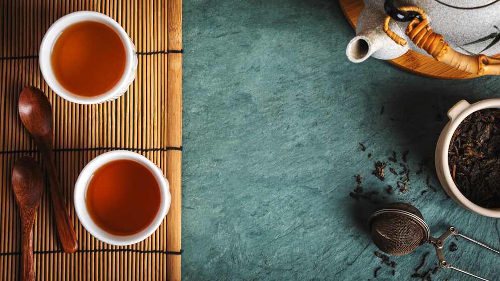 Teapot with Hojicha tea