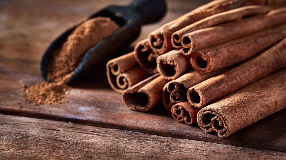 Cinnamon sticks and powder