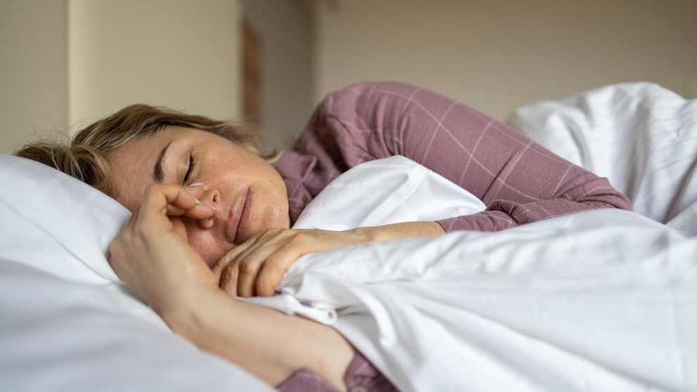 Perimenopause: Woman lying in bed