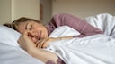 Perimenopause: Woman lying in bed
