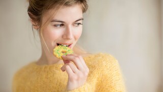 Do certain symptoms indicate that you are consuming too much sugar?