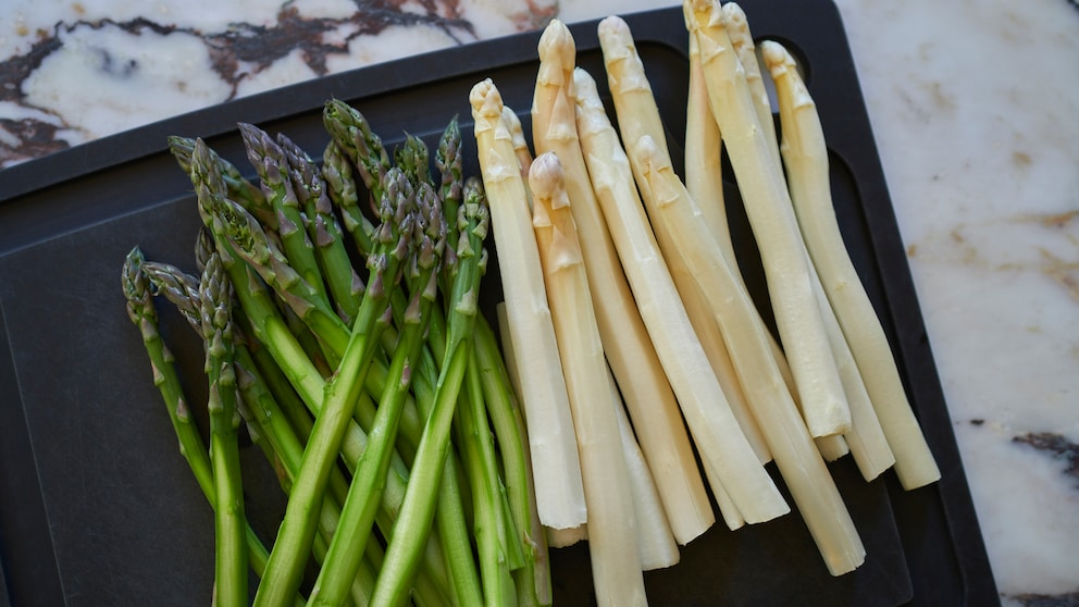 Green and white asparagus