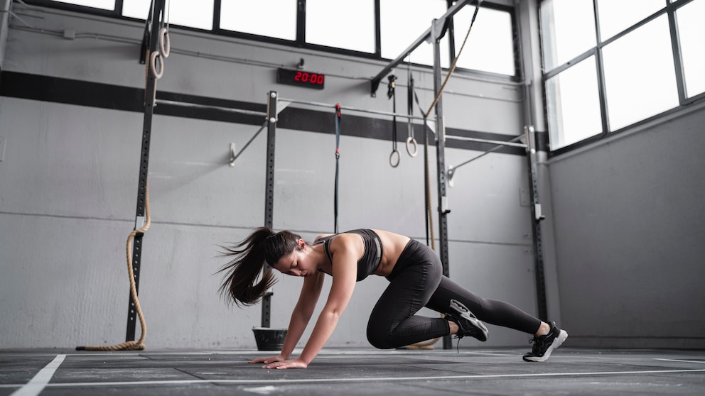 Variations that turn mountain climbers into strength or endurance exercises