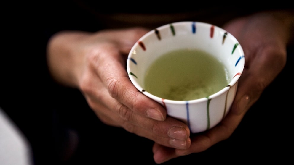 Green tea is one of the beverages that can positively affect cholesterol levels.