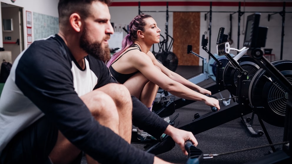 How long should men and women be able to row for basic fitness?