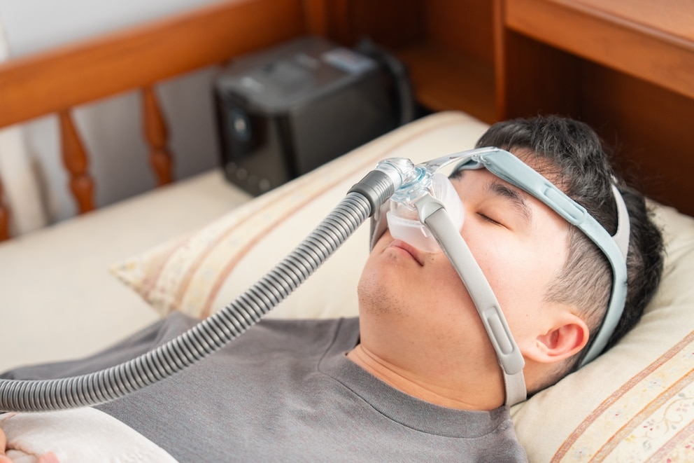 Man Wears Sleep Mask in High Temperatures to Treat Sleep Apnea