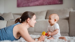 Babies have a strong urge to move, and an expert demonstrates how parents can play optimally with their infants.