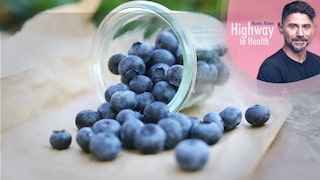 Fruits such as blueberries contain compounds known as anthocyanins, which are responsible for their color. These substances also appear to have positive effects on human health.