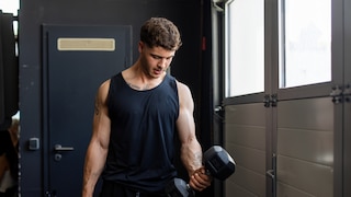 The training concept can also be applied to bicep curl exercises.