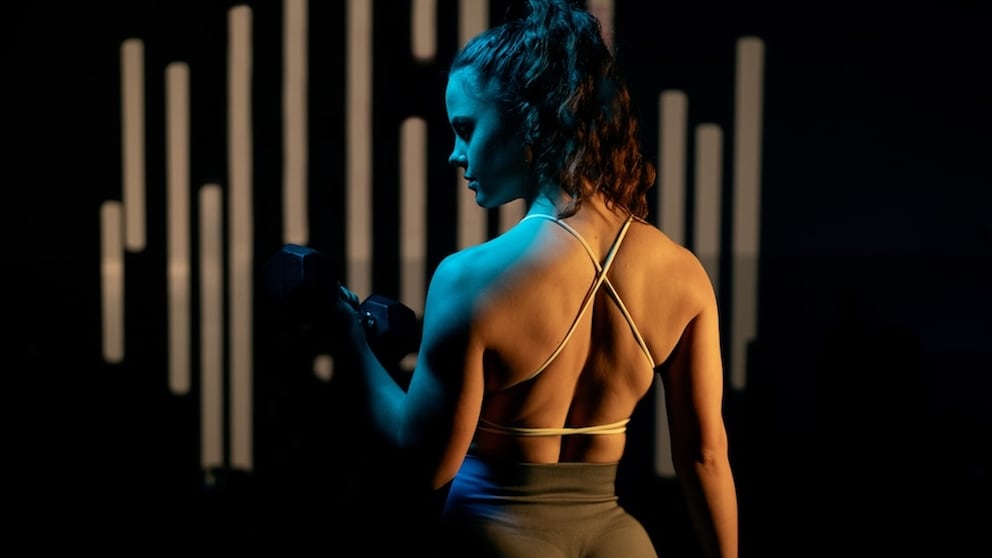 Back training enhances the appearance of a slim waist