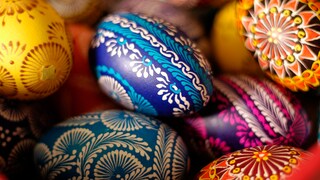 If you want to dye boiled eggs, you should neither prick them nor cool them quickly with water to ensure they last longer.