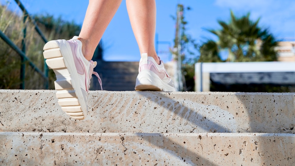 Maintaining Weight with the Optimal Number of Steps