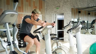 Anyone who thinks that only extremely strenuous exercise leads to an afterburn effect is mistaken. Moderate exercise also has this effect. Researchers have studied how long it lasts.