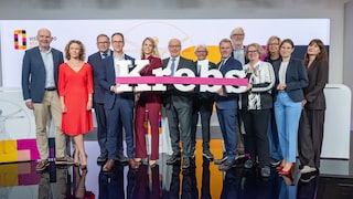 At the "Vision Zero" summit hosted by BILD, experts from medicine, politics, and business gathered (from left to right): Prof. Michael von Bergwelt, Kati Degenhardt (BILD), Prof. Karl Broich, Daniel Steiners, Carolin Hulshoff Pol (BILD), Georg Kippels, Dr. Georg Ralle, Daniel Bahr, Prof. Christof von Kalle, Prof. Angelika Eggert, Dr. Ruth Hecker, Sarah Majorczyk (BILD), and Dr. Julia Löffler.