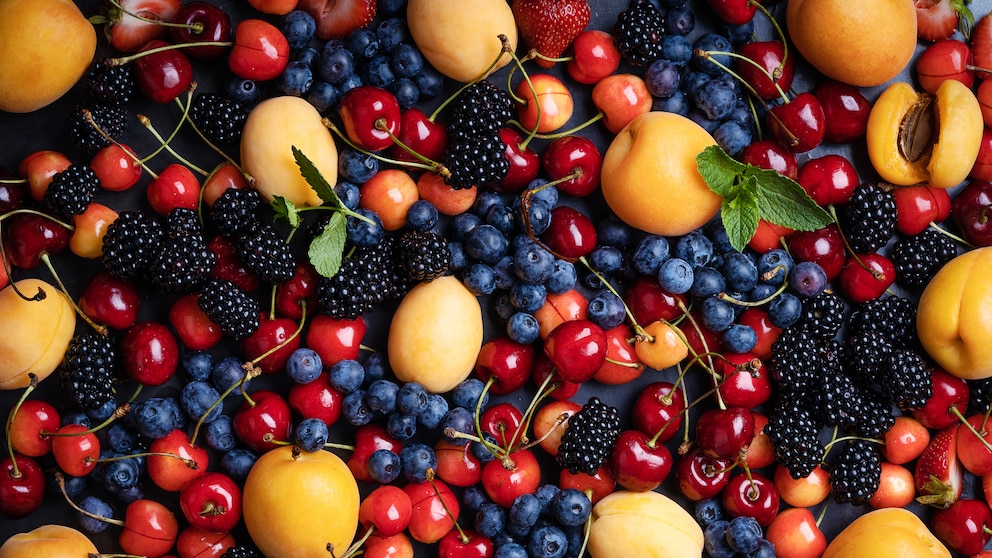 If you want to stay fit beyond 60, you should regularly consume foods rich in flavonoids, such as berries, apples, or black tea.