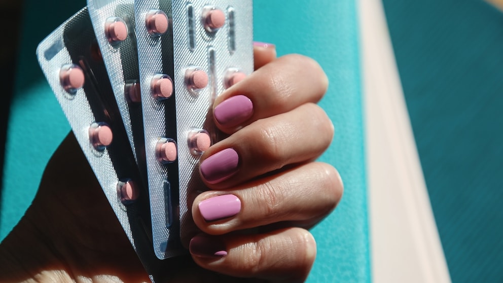 Study Examines Contraceptives in Context of Brain Tumors: Woman Holds Pills