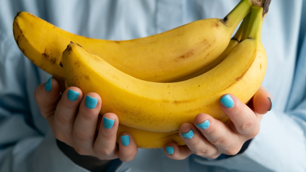 Almost everyone has them at home, yet their benefits are often underestimated: Bananas are a true superfood!