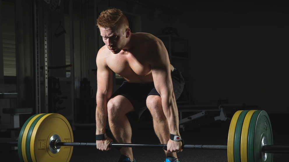Depending on age, individuals can lift varying amounts of weight in the deadlift.