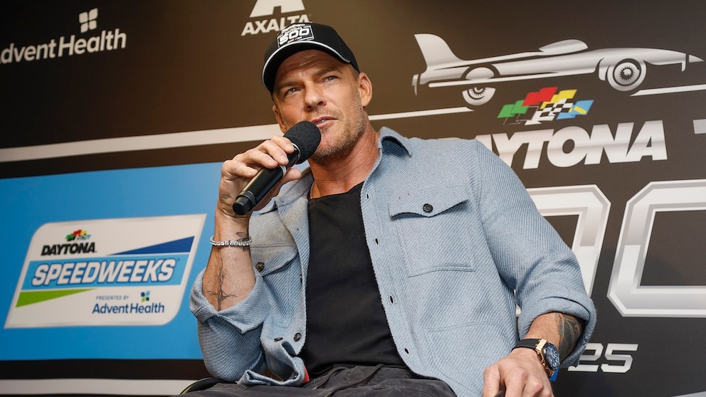 'Reacher' Star Doesn't Train With Heavy Weights