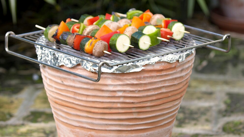DIY barbecue from a flower pot