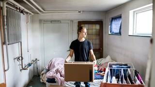 Summer or winter clothes stored in the cellar usually also take on a musty smell - what can you do about it?