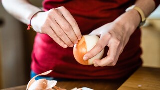 An onion has its challenges: Not only does it make you cry when cutting it, but its skin is also difficult to peel.