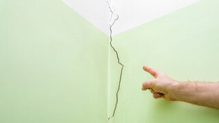 In the case of construction defects in a house, you have five years to report them to the company, as this is the duration of the legal warranty.