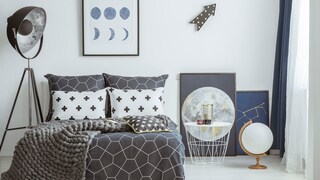 Constellations, the moon, and its various phases as themes for decorating a room