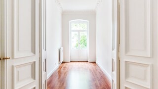 Wing doors, casement windows, and stucco ornaments are typical features of apartments from the Gründerzeit period.