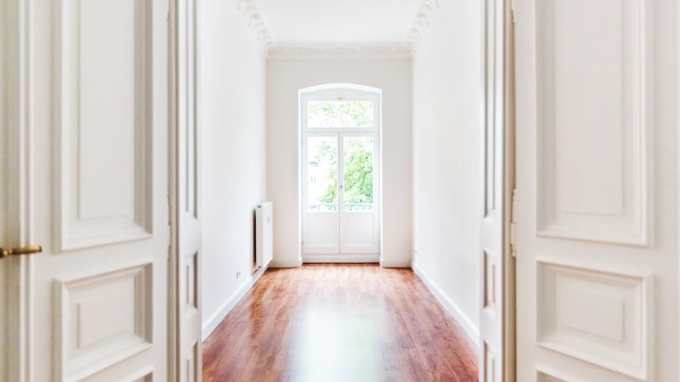 Wing doors, casement windows, and stucco ornaments are typical features of apartments from the Gründerzeit period.