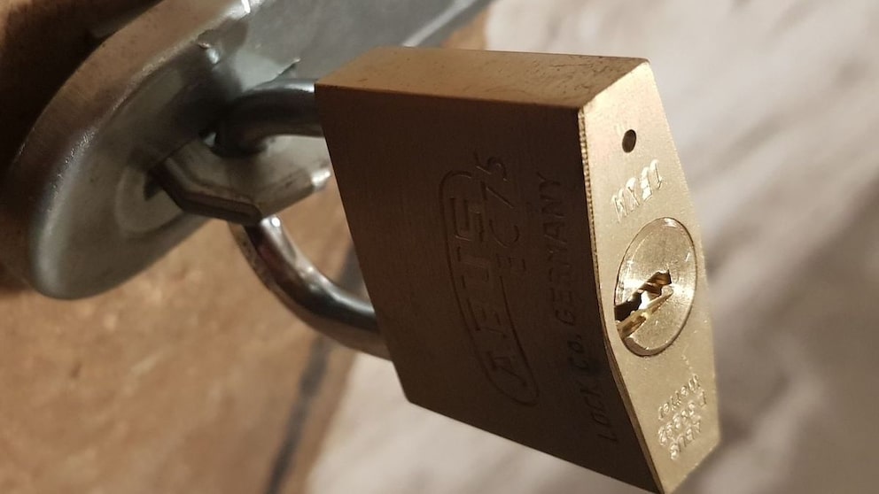 Hole in the padlock