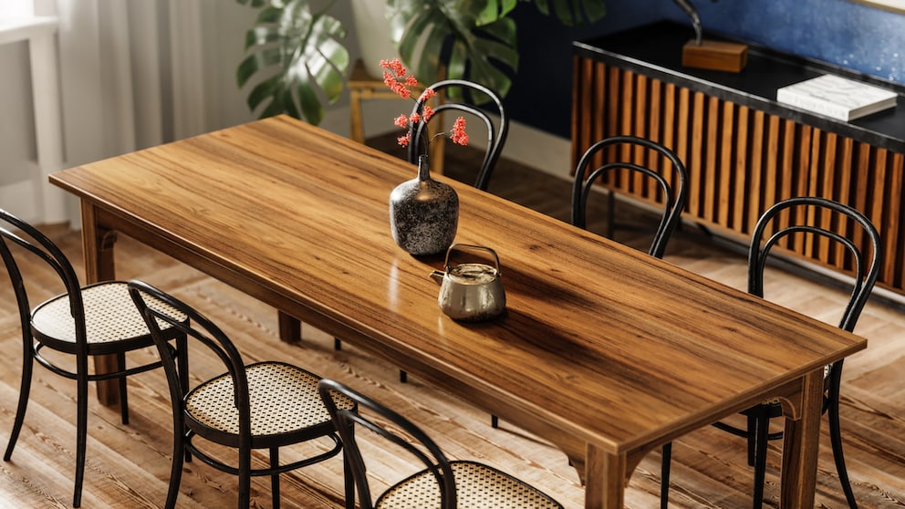 Whether in a café or a living room, the Thonet classic always makes a good impression.