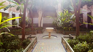 A classic paradise garden is divided into four parts. There is a water element in the middle