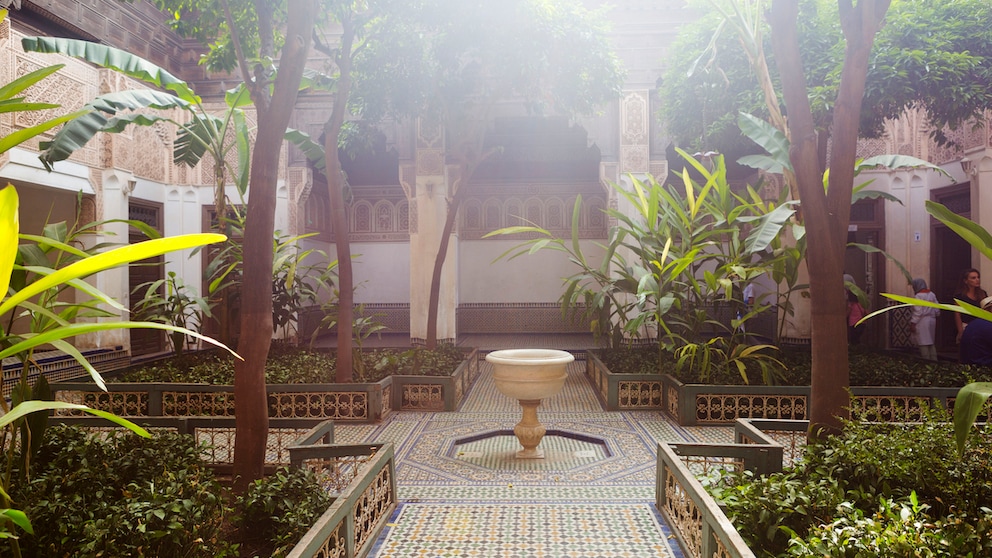 A classic paradise garden is divided into four parts. There is a water element in the middle