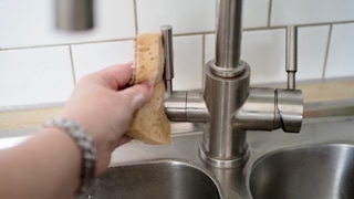 Washing-up liquid, leftover food, water residue - the kitchen sink actually needs to be cleaned all the time