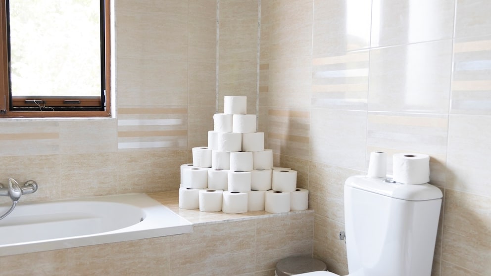 This is not how it should be done. Toilet paper should not be stored openly next to the shower.