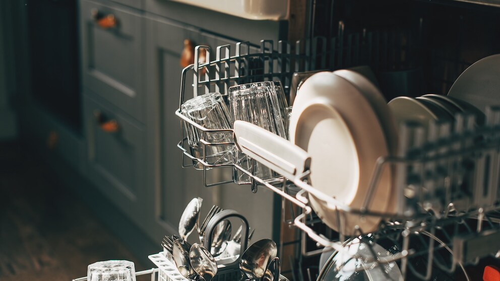 Fresh out of the dishwasher and still have leftover food on the dishes? Then it has probably been sorted incorrectly.