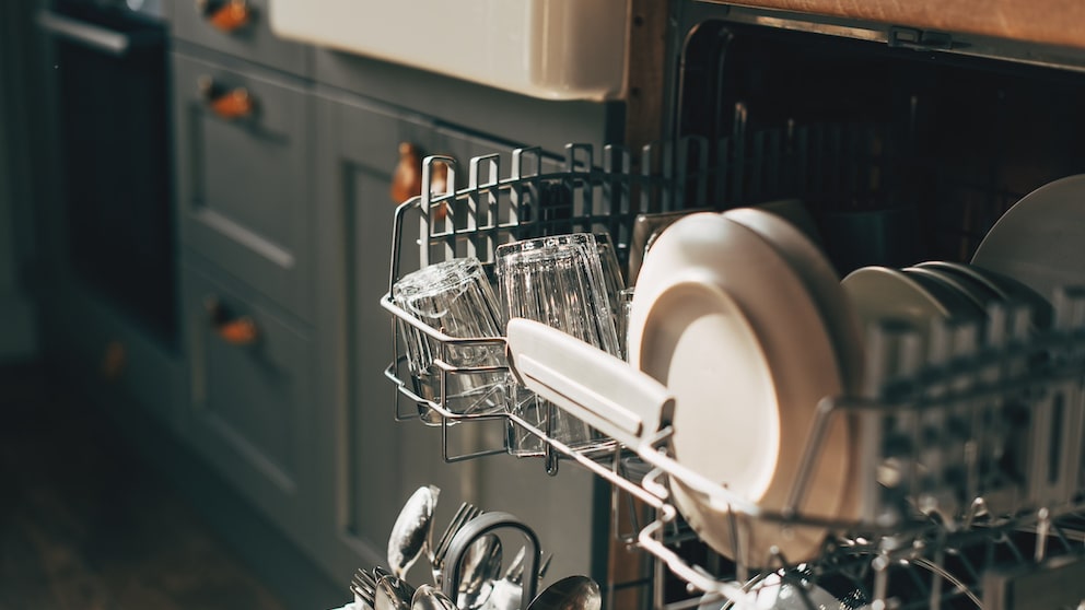 Fresh out of the dishwasher and still have leftover food on the dishes? Then it has probably been sorted incorrectly.