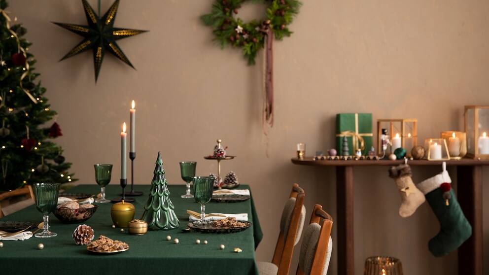 Christmas colors 2024