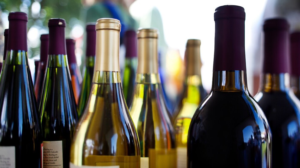 Bottles in different colors can already be found on the wine shelf