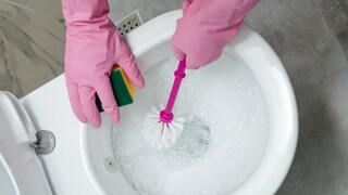You don't have to resort to chemicals to remove urine scale in the toilet