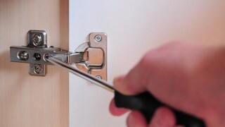 Adjusting the hinges